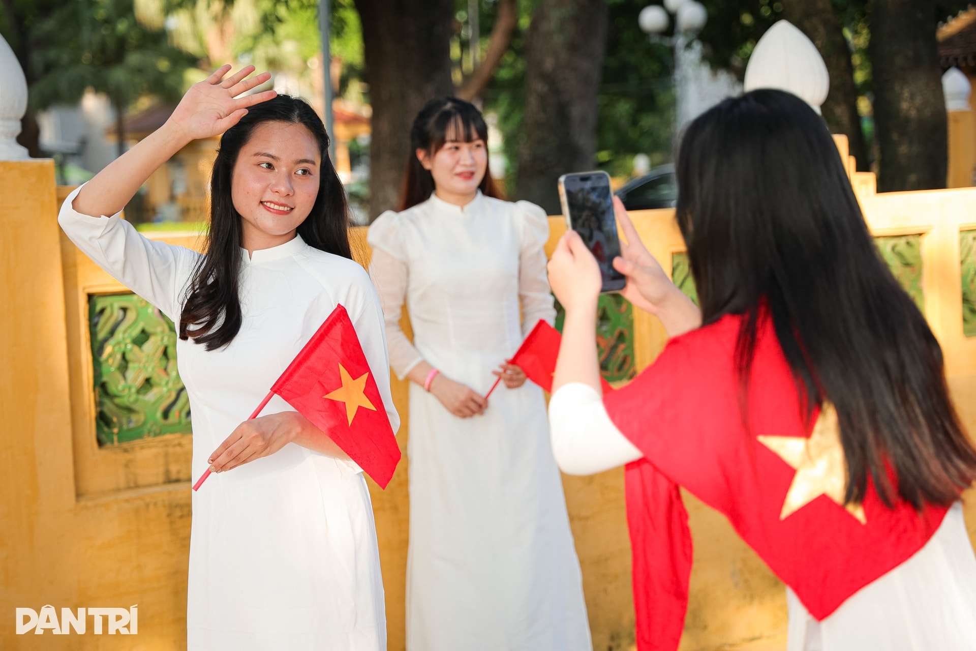 Hà Nội rợp sắc cờ hoa, khách Tây choáng ngợp tình yêu nước của người Việt - 13