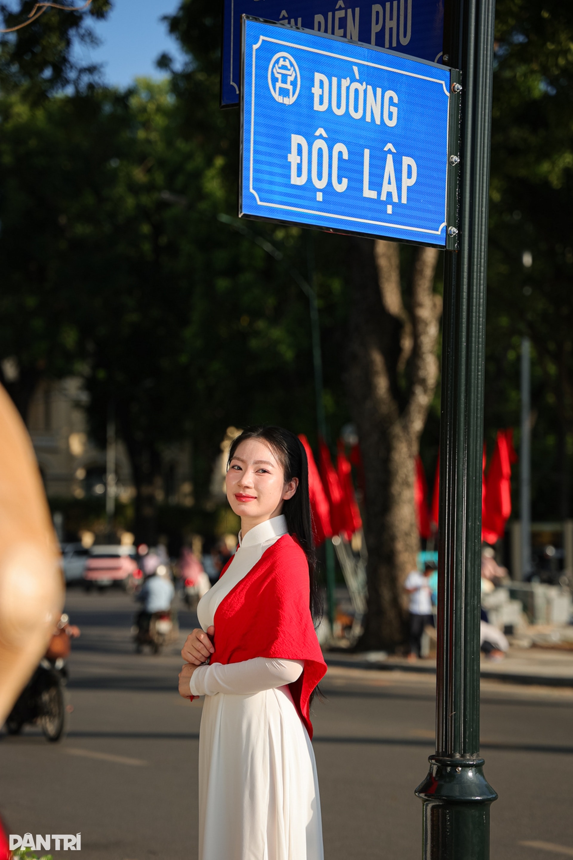 Hà Nội rợp sắc cờ hoa, khách Tây choáng ngợp tình yêu nước của người Việt - 12