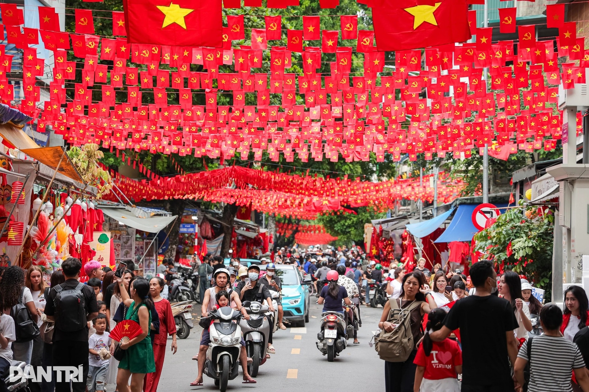 Hà Nội rợp sắc cờ hoa, khách Tây choáng ngợp tình yêu nước của người Việt - 1