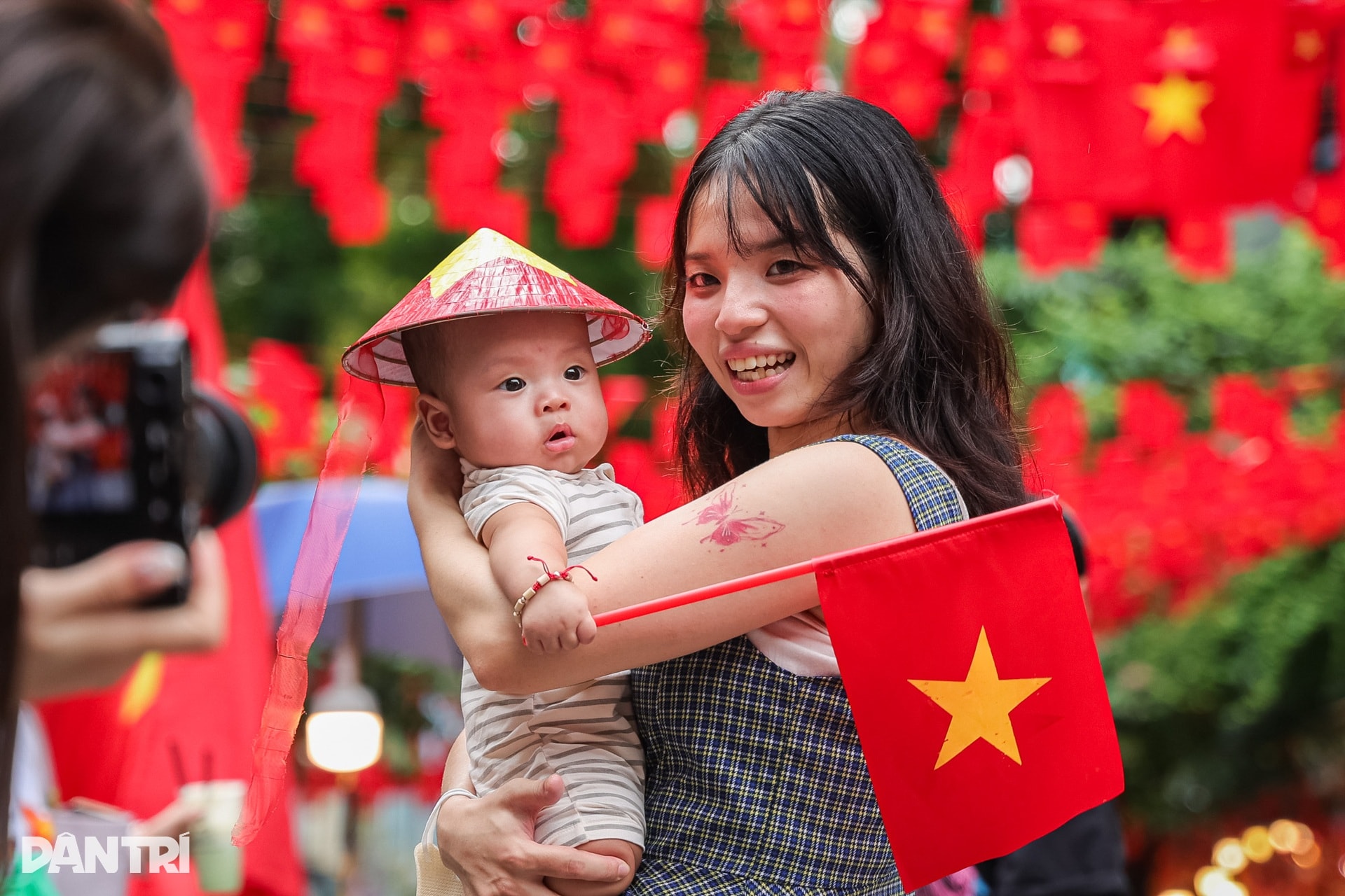 Hà Nội rợp sắc cờ hoa, khách Tây choáng ngợp tình yêu nước của người Việt - 7