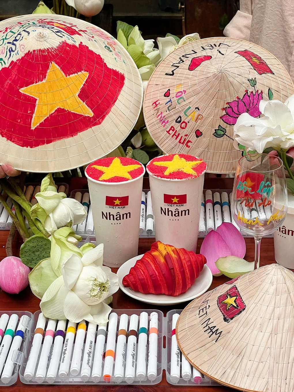 Quán cà phê ở TPHCM rực rỡ cờ hoa, tung chiêu vẽ nón lá hút khách dịp 2/9 - 3 Quán cà phê ở TPHCM rực rỡ cờ hoa, tung chiêu vẽ nón lá hút khách dịp 2/9 - 3
