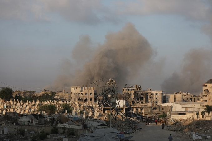 Khói bốc lên sau khi lực lượng Israel không kích Gaza City ngày 22/8. Ảnh: AFP