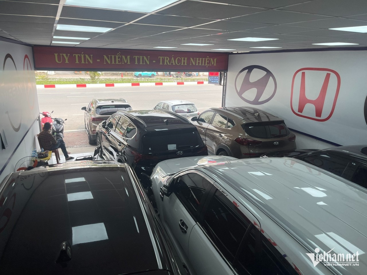Thị trường ô tô cũ 2025: Giá rớt nhưng vẫn ế ẩm trong tháng Ngâu - Ảnh 2.