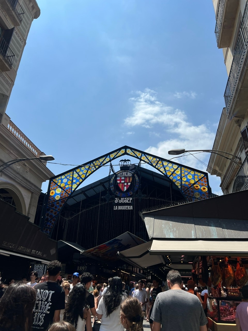 Khám phá chợ ẩm thực La Boqueria giữa lòng Barcelona - Ảnh 2.