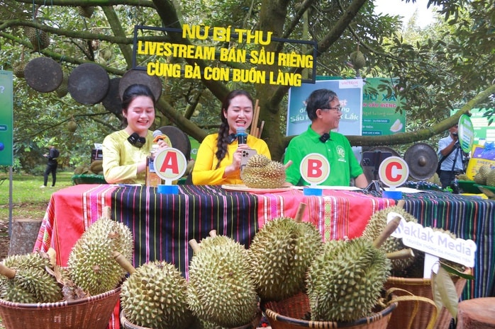 Nữ bí thư xã livestream bán sầu riêng giúp nông dân  - Ảnh 1.