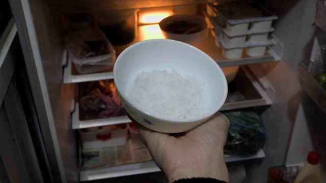 Để nắm muối vào tủ lạnh bất ngờ với công dụng tuyệt vời có "1-0-2", ai đọc xong cũng muốn làm thử - Ảnh 1.