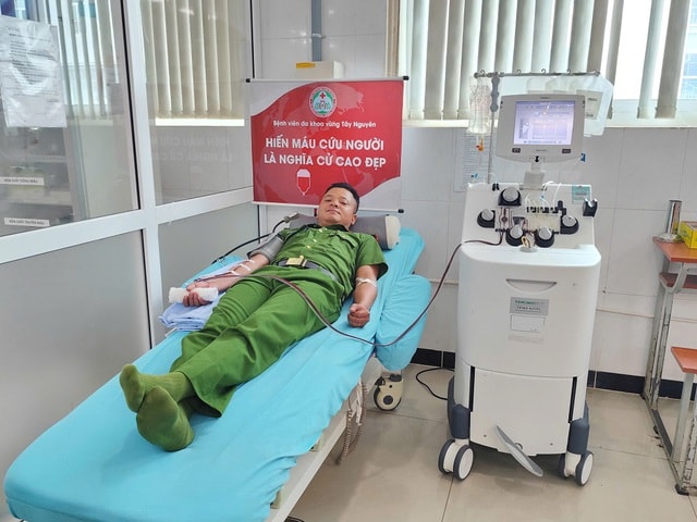 Đại úy công an vượt hơn 70km hiến tiểu cầu cứu người - Ảnh 1.