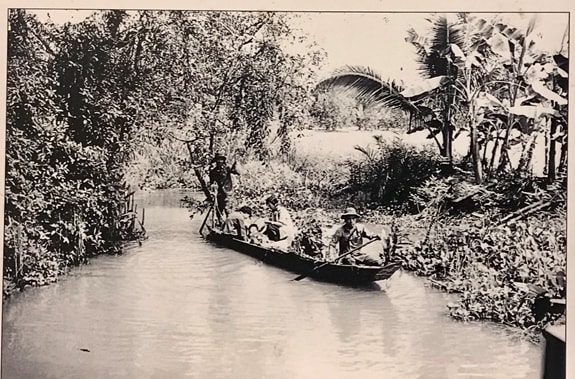 Vừa vận chuyển thương binh vừa tiếp nước dừa cho thương binh tại rừng U Minh, năm 1969. Ảnh tư liệu