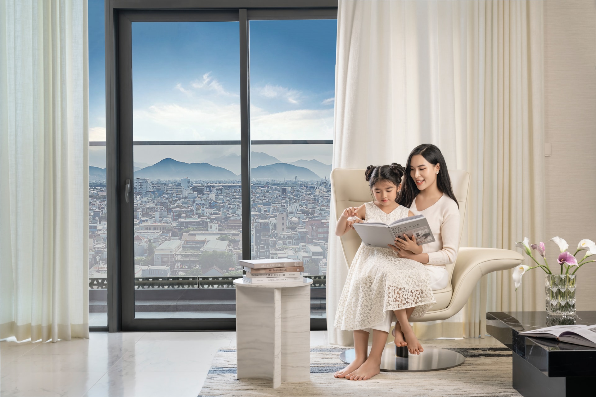 Căn hộ được thiết kế với hệ kính Low-E kịch trần giúp mở rộng không gian.