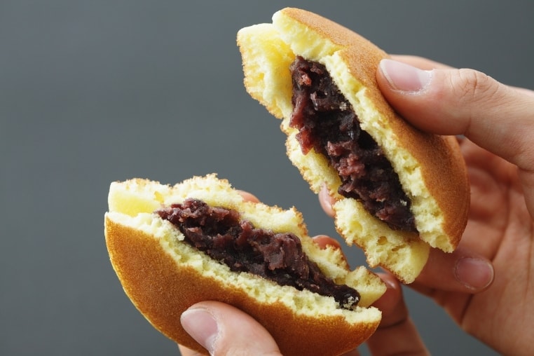 Bánh rán Takoyaki nhân đậu đỏ ở Nhật Bản.