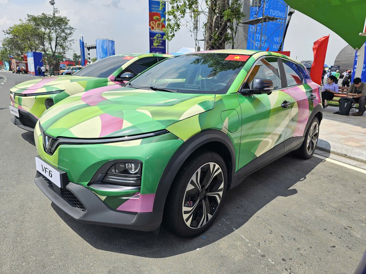 Cận cảnh dàn xe điện VinFast màu độc lạ - Ảnh 8. Cận cảnh dàn xe điện VinFast màu độc lạ - Ảnh 8.