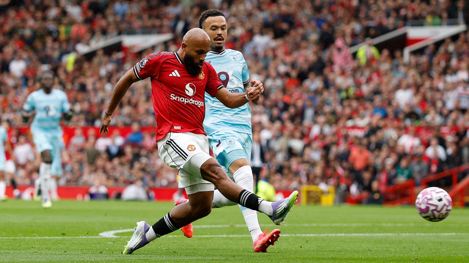 Man Utd vất vả trước Burnley. (Ảnh: Reuters)