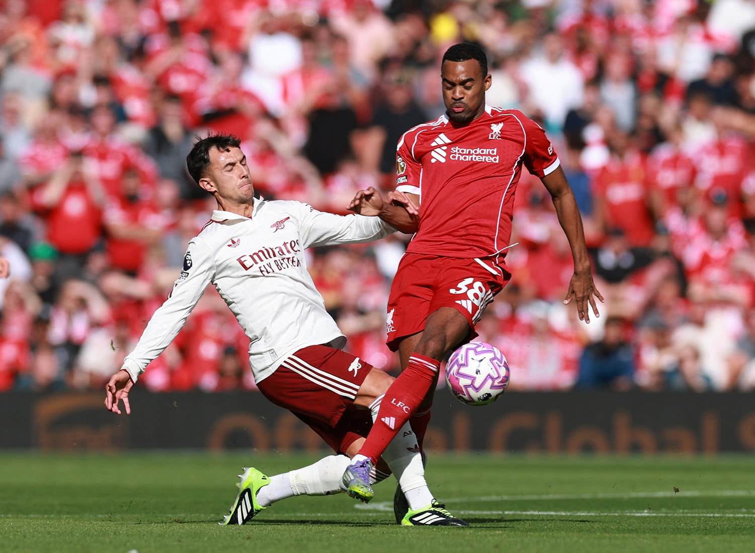 Cầu thủ Liverpool và Arsenal rất tích cực đuổi bóng, tranh chấp. (Ảnh: Reuters)