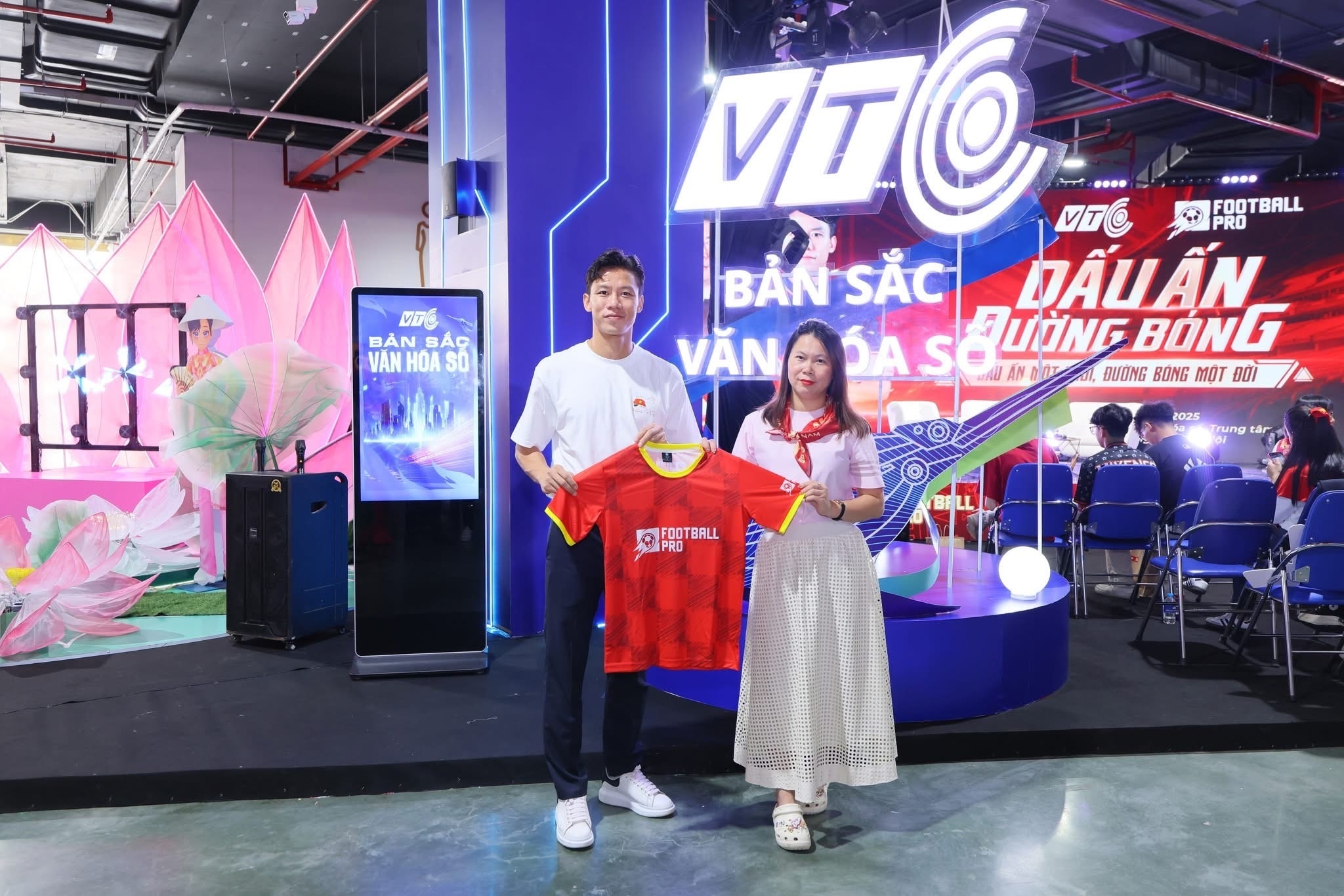 Bà Trần Thanh Hằng - Giám đốc Công ty VTC Mobile - Trưởng ban tổ chức cùng Quế Ngọc Hải tặng quà truyền lửa cho khán giả.