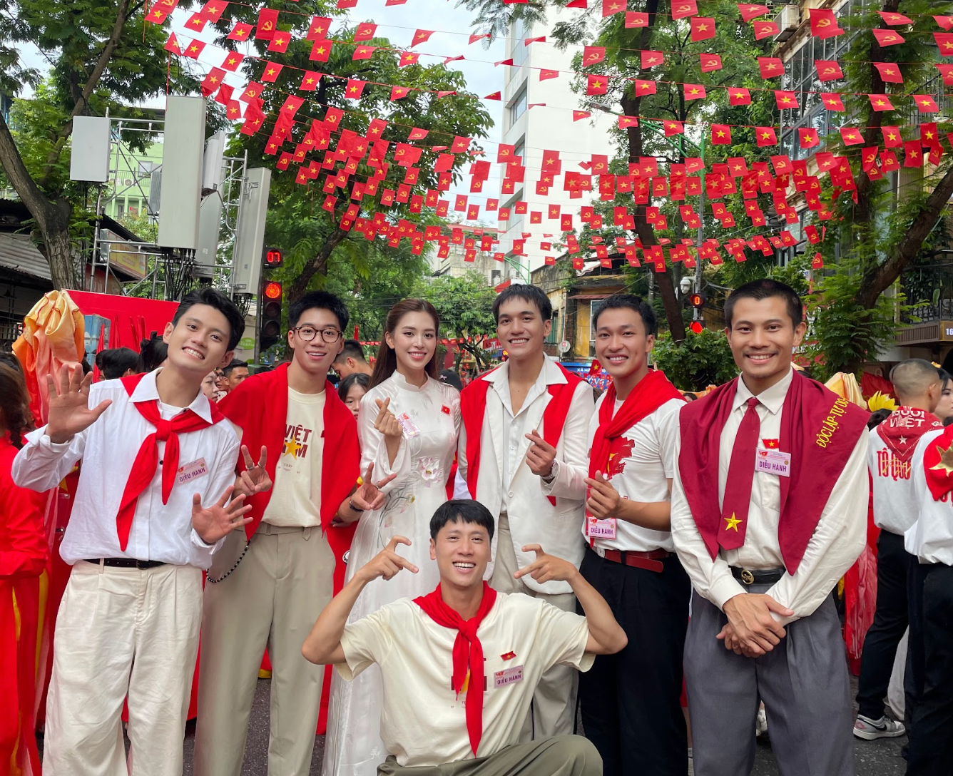 Hình ảnh đẹp của Hoa hậu Trần Tiểu Vy, Lương Thuỳ Linh tại Tổng duyệt A80- Ảnh 1.