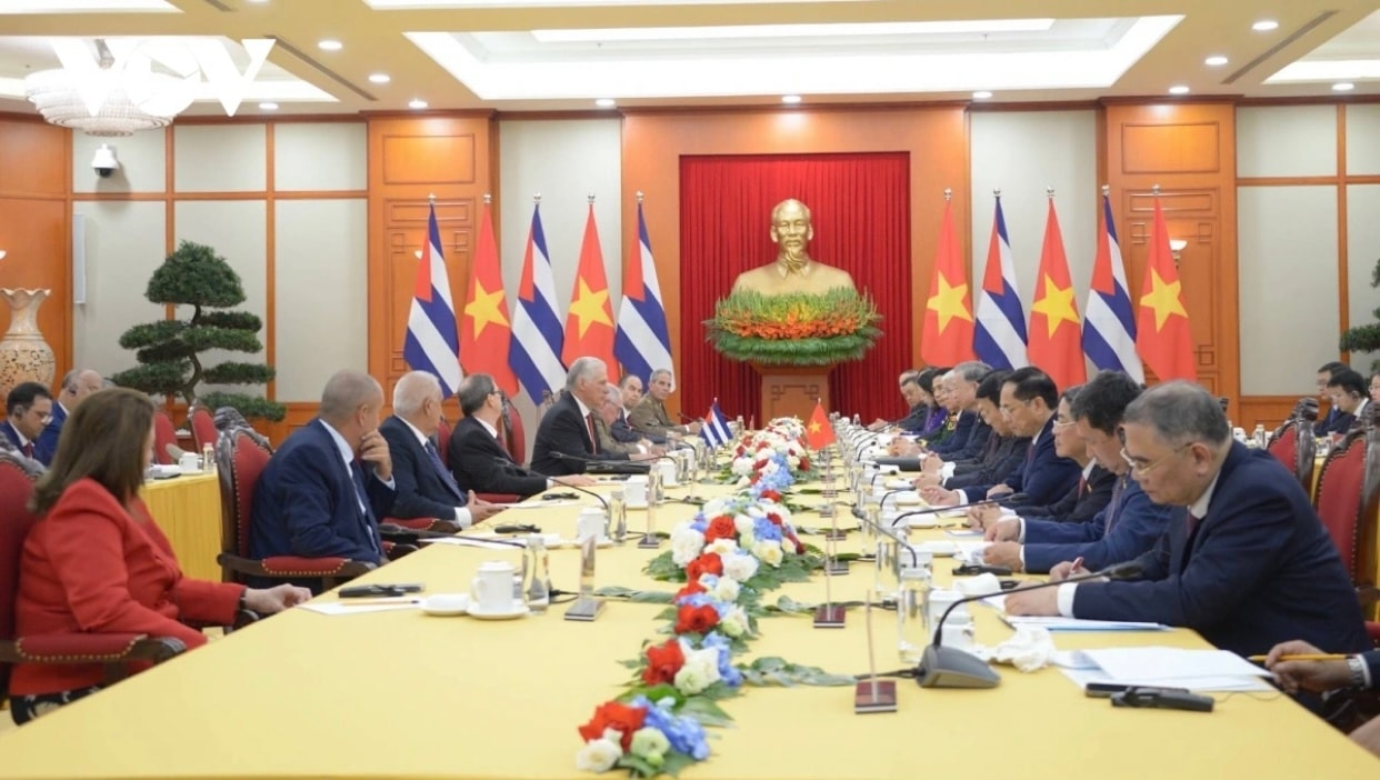 Hai nhà lãnh đạo tiến vào buổi hội đàm.