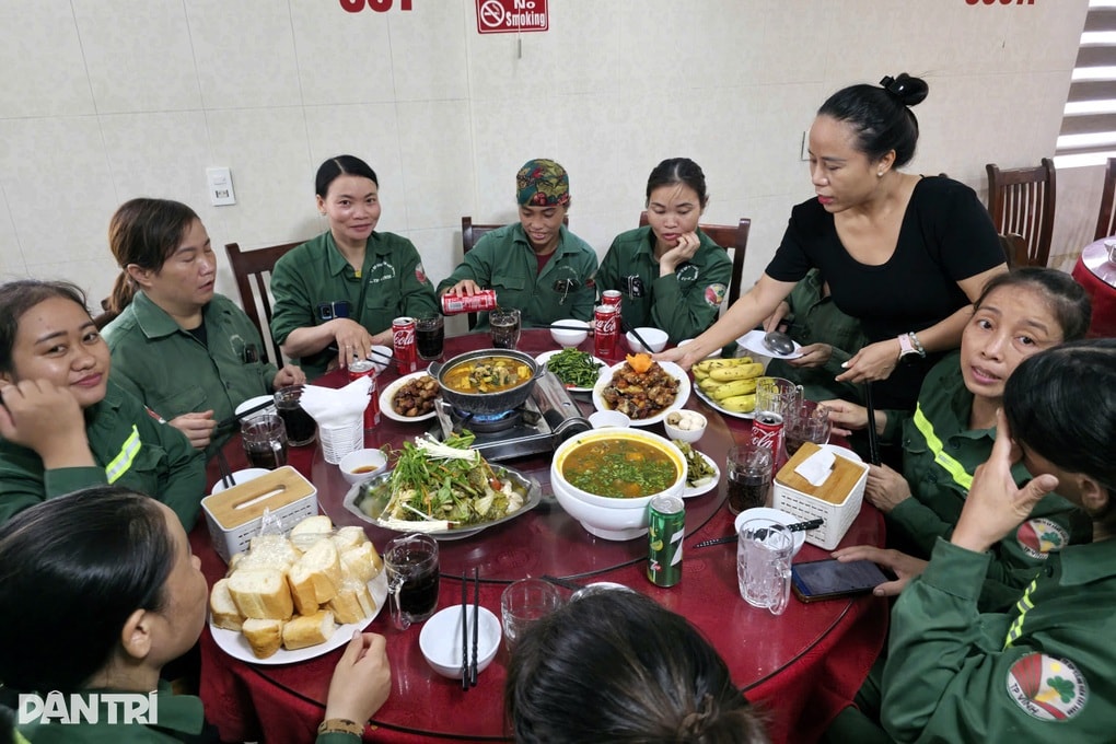 Hai bữa cơm nghĩa tình ấm lòng hàng trăm lao công sau bão - 2 Hai bữa cơm nghĩa tình ấm lòng hàng trăm lao công sau bão - 2