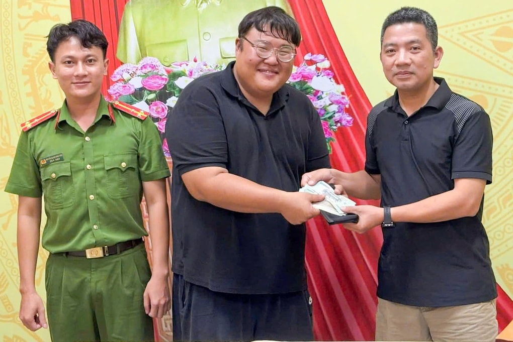Du khách Hàn Quốc cảm kích nhận lại chiếc túi có hơn 33 triệu đồng đánh rơi - 1 Du khách Hàn Quốc cảm kích nhận lại chiếc túi có hơn 33 triệu đồng đánh rơi - 1