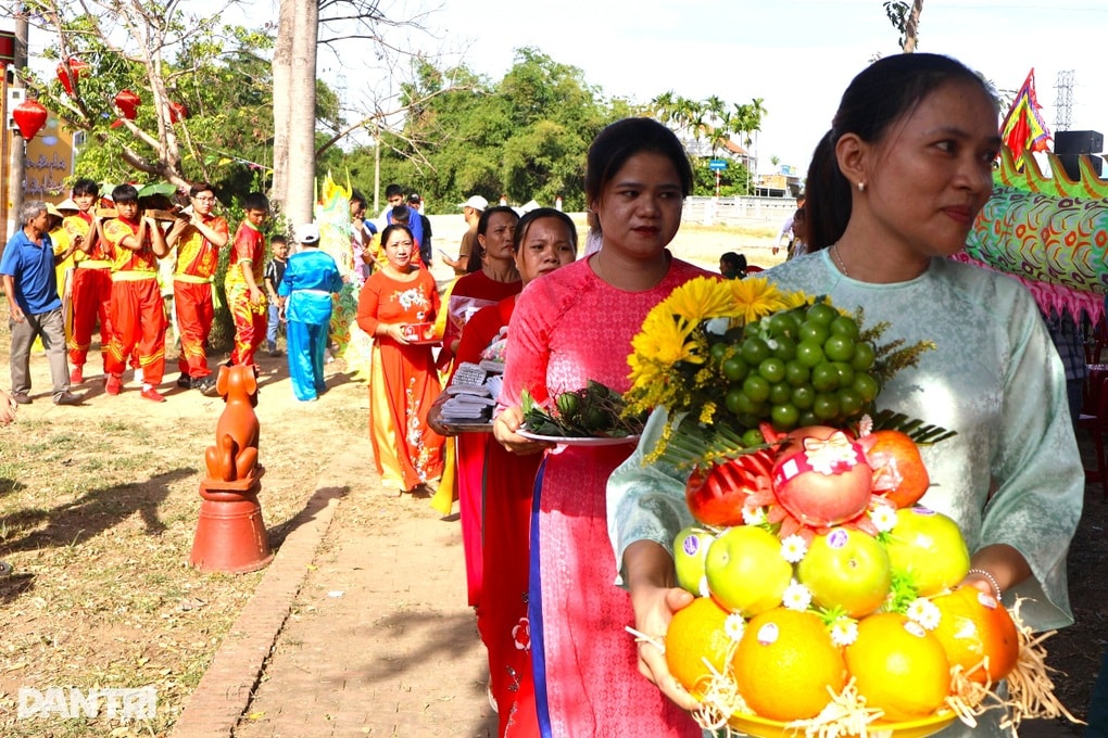 “Bóng hồng” làng gốm nổi tiếng Hội An vọc đất sét tranh tài hoa - 1