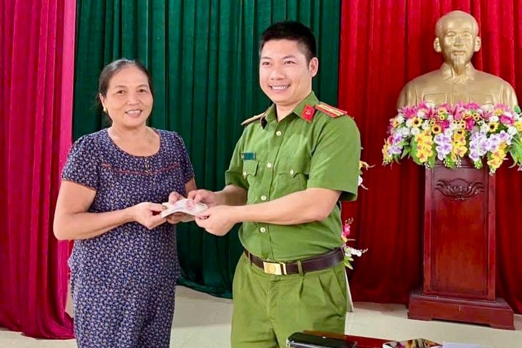 Cán bộ vượt lũ mang quà Tết Độc lập 100.000 đồng tới vùng bị cô lập - 3