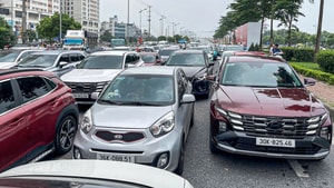 Hàng trăm nghìn người đổ về triển lãm thành tựu đất nước 80 năm, đường ùn tắc nhiều giờ
