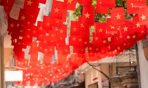 Những người góp phần tạc nên hình nước, hồn nước