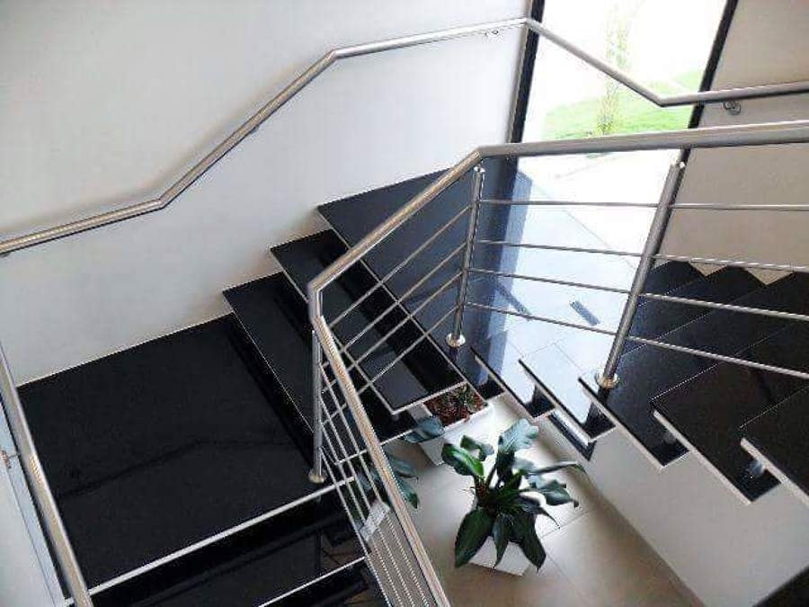 Chiếu nghỉ cầu thang giúp giảm áp lực khi di chuyển. (Ảnh: Cầu Thang Inox)