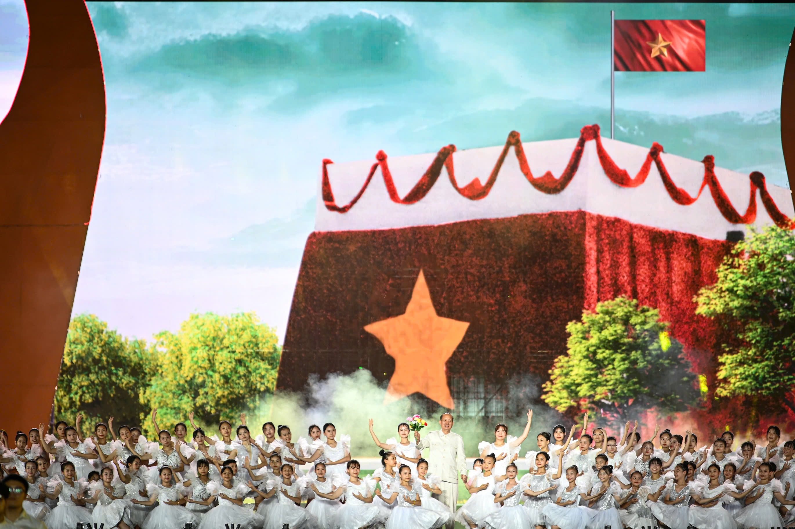 Chương trình được dàn dựng công phu, quy mô hoành tráng. Ảnh: Thành Vĩnh