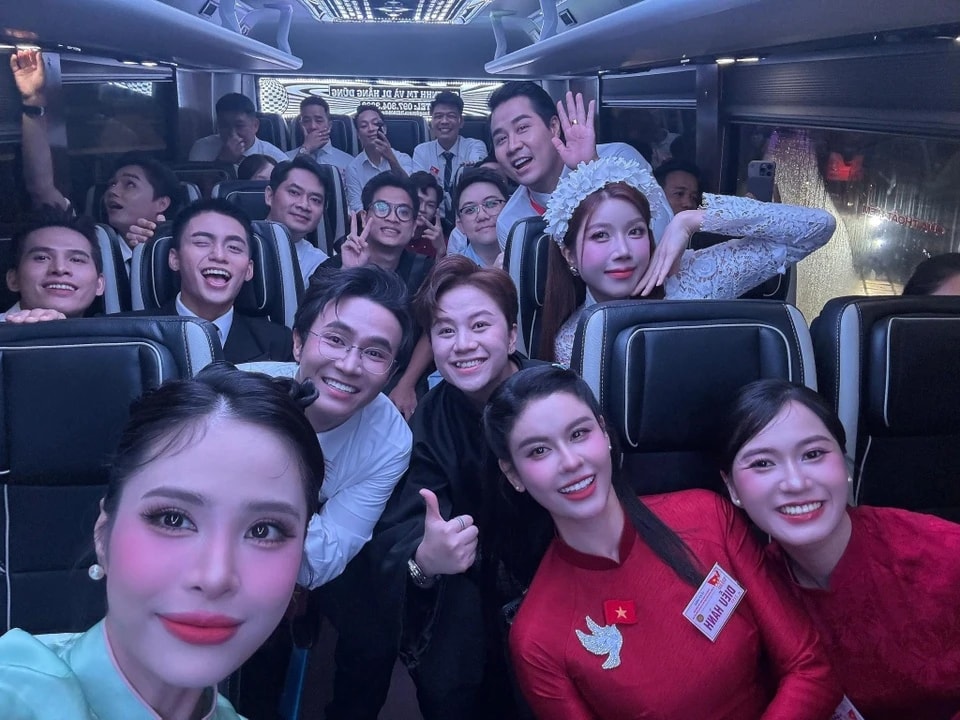 Khoảng 1h sáng, các nghệ sĩ tập trung tại Cung Văn hóa Hữu nghị Việt Xô trước khi di chuyển đến điểm tập kết Quán Thánh. Trên trang cá nhân, diễn viên Trương Quỳnh Anh chia sẻ khoảnh khắc rạng rỡ bên MONO, Trang Pháp, Huỳnh Lập... trên chuyến xe tiến về Quán Thánh. Nữ diễn viên bày tỏ sự háo hức khi chỉ còn ít giờ nữa lễ diễu binh chính thức bắt đầu.