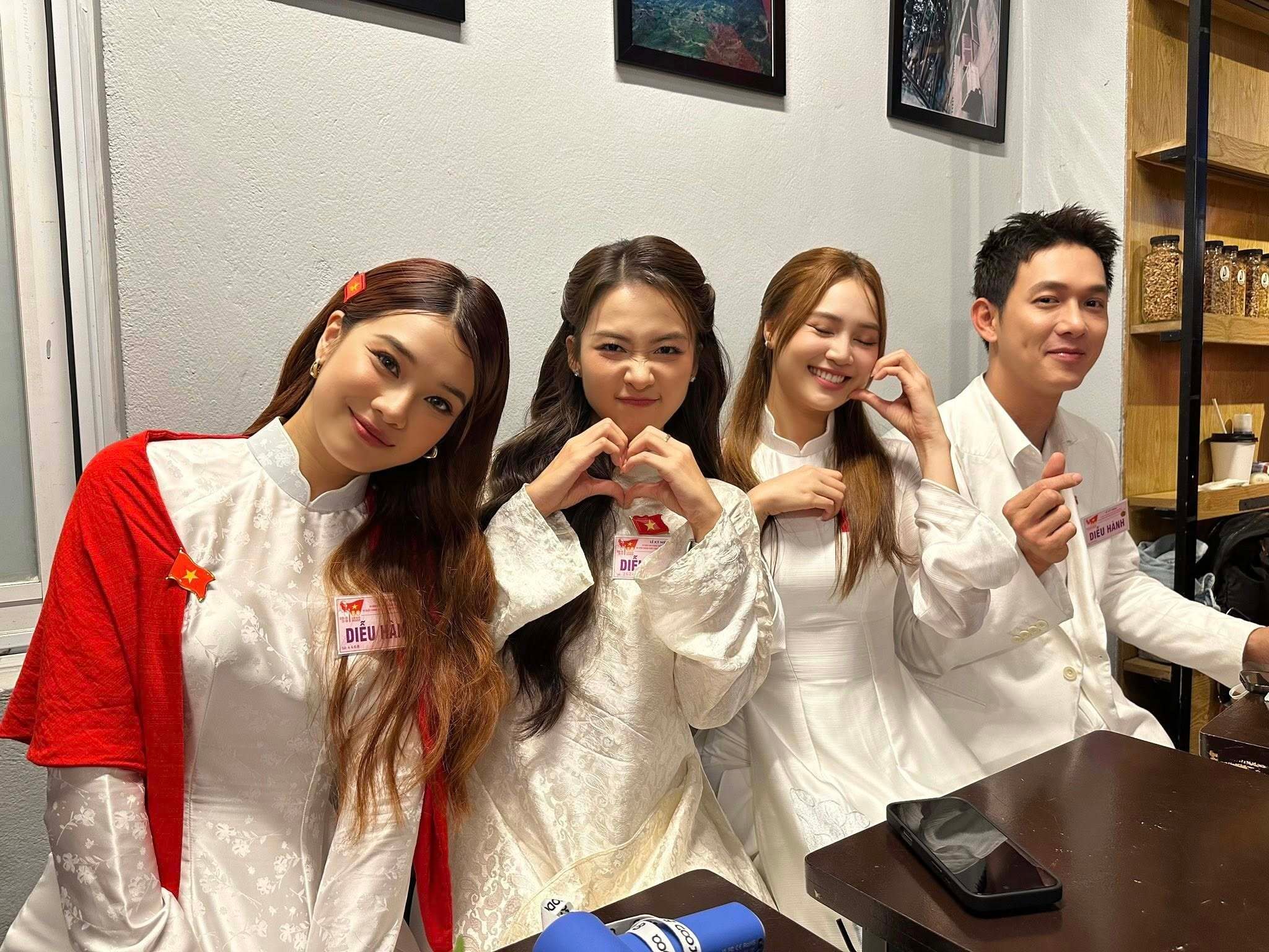 Nhiều nghệ sĩ nổi tiếng như Hoàng Yến Chibi, Ninh Dương Lan Ngọc,... cũng xuất hiện trong tà áo dài trắng truyền thống.
