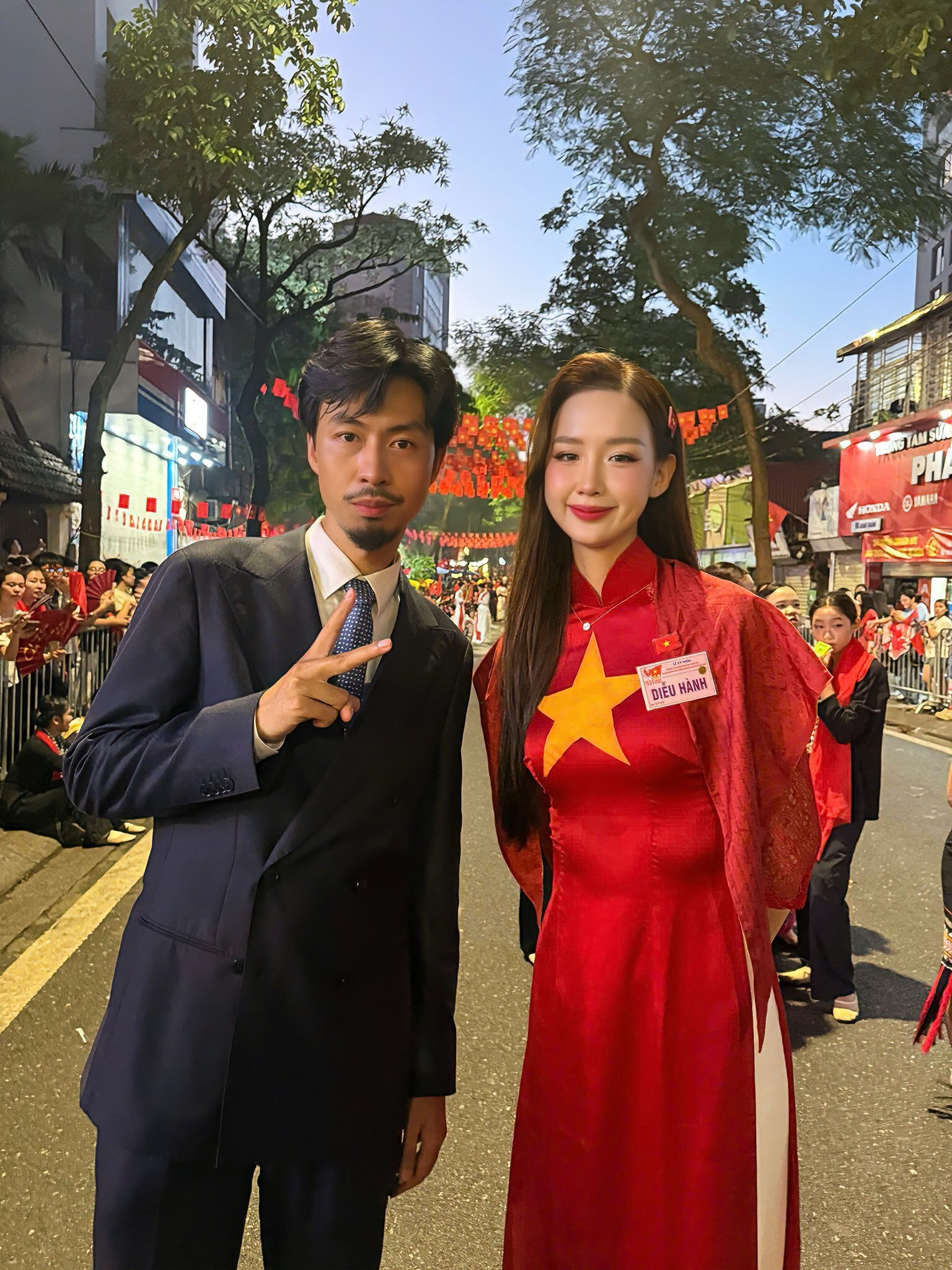 Khoảng 3h sáng, toàn khối Văn hóa - Thể thao đã hội quân tại phố Quán Thánh, sẵn sàng tiến vào quảng trường.