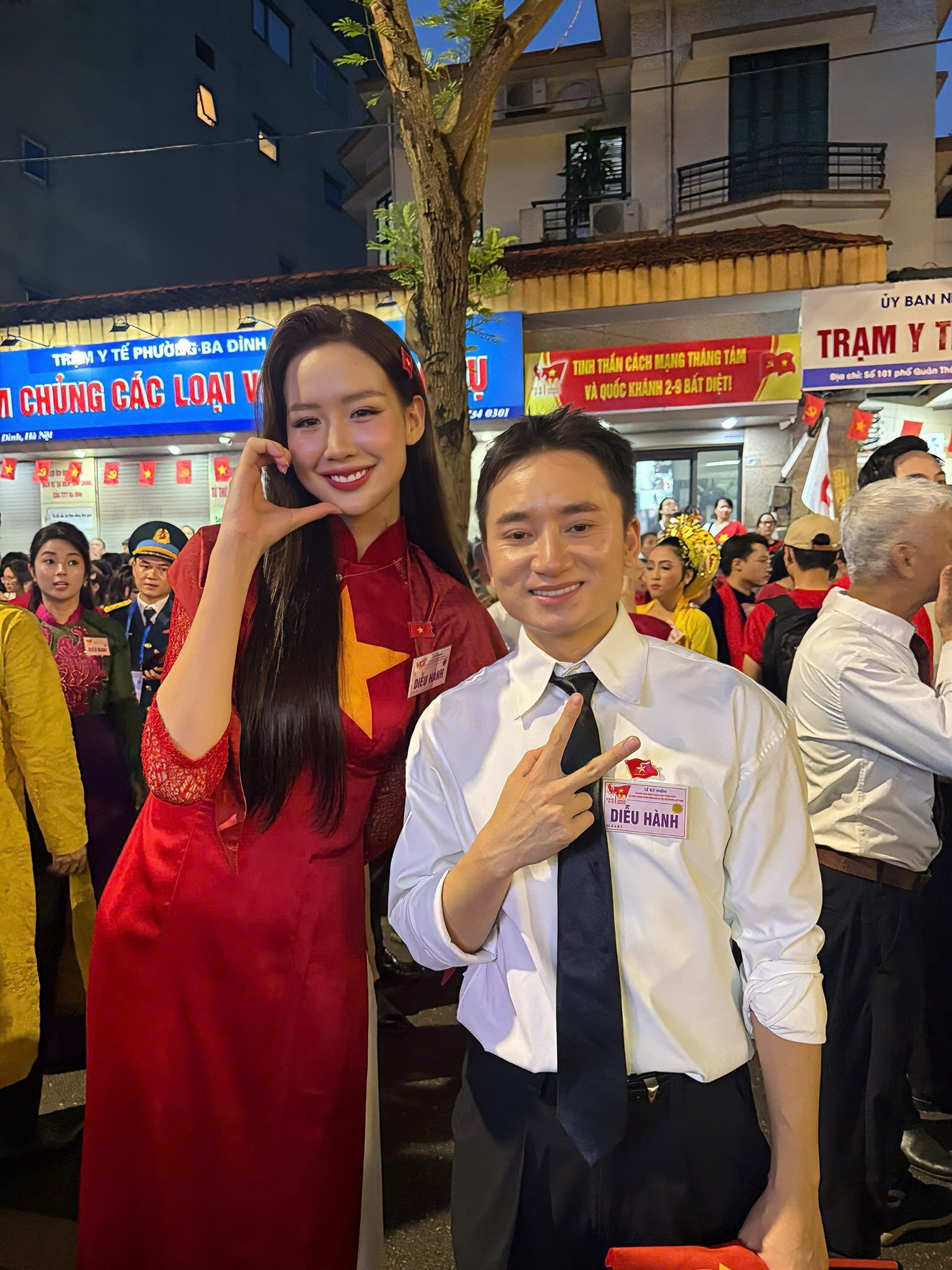 Trong tiếng hò reo của hàng nghìn người dân, sự xuất hiện của dàn nghệ sĩ khiến không khí thêm phần náo nhiệt, phấn khởi.