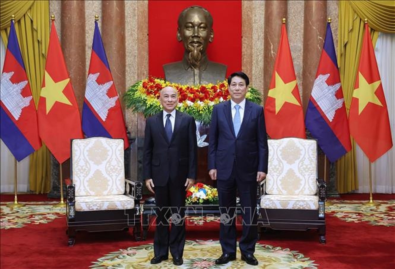 Quốc vương Campuchia Preah Bat Samdech Preah Boromneat Norodom Sihamoni và Chủ tịch nước Lương Cường trong bức ảnh chụp tại chuyến thăm cấp Nhà nước tới Việt Nam từ ngày 28-29/11/2024. (Ảnh: TTXVN)