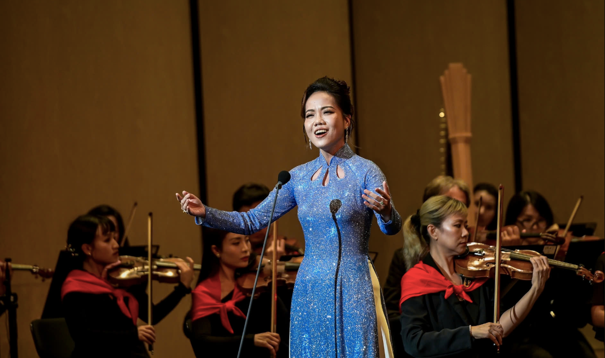 Với giọng nữ cao đầy cảm xúc, kết hợp cùng nền tảng kỹ thuật thanh nhạc vững vàng, NSƯT Phạm Khánh Ngọc đã mang đến một phần trình diễn trọn vẹn, chan chứa tinh thần của “Nha Trang mùa thu lại về” (Văn Ký).