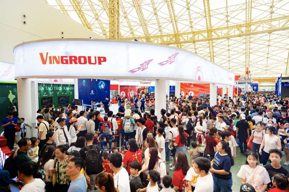 Không gian trưng bày của Vingroup khiến giới trẻ thích thú khi lần đầu tiên được tận mắt chứng kiến và tương tác với robot hình người