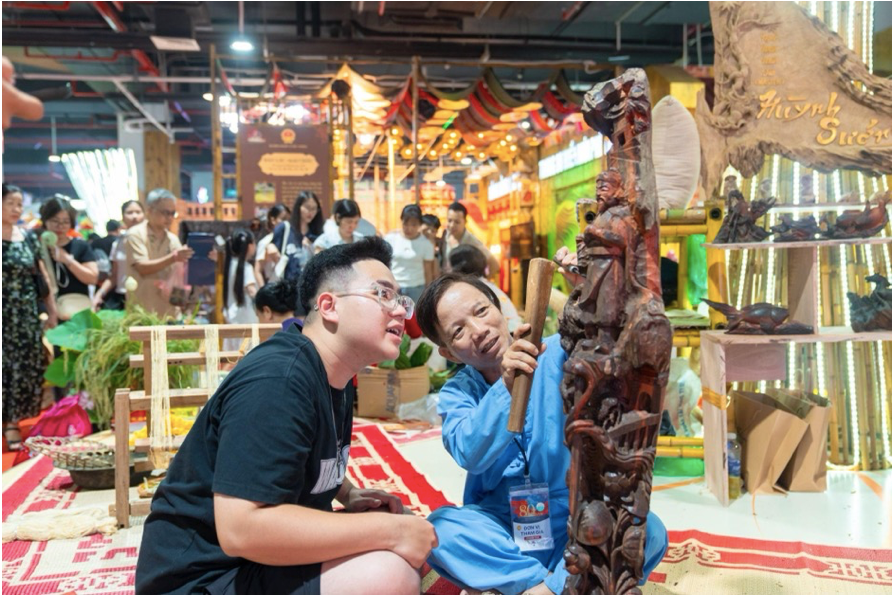 Các nghệ nhân mang tới những kinh nghiệm quý báu và được truyền cảm hứng từ sự thích thú, tìm hiểu của các bạn trẻ