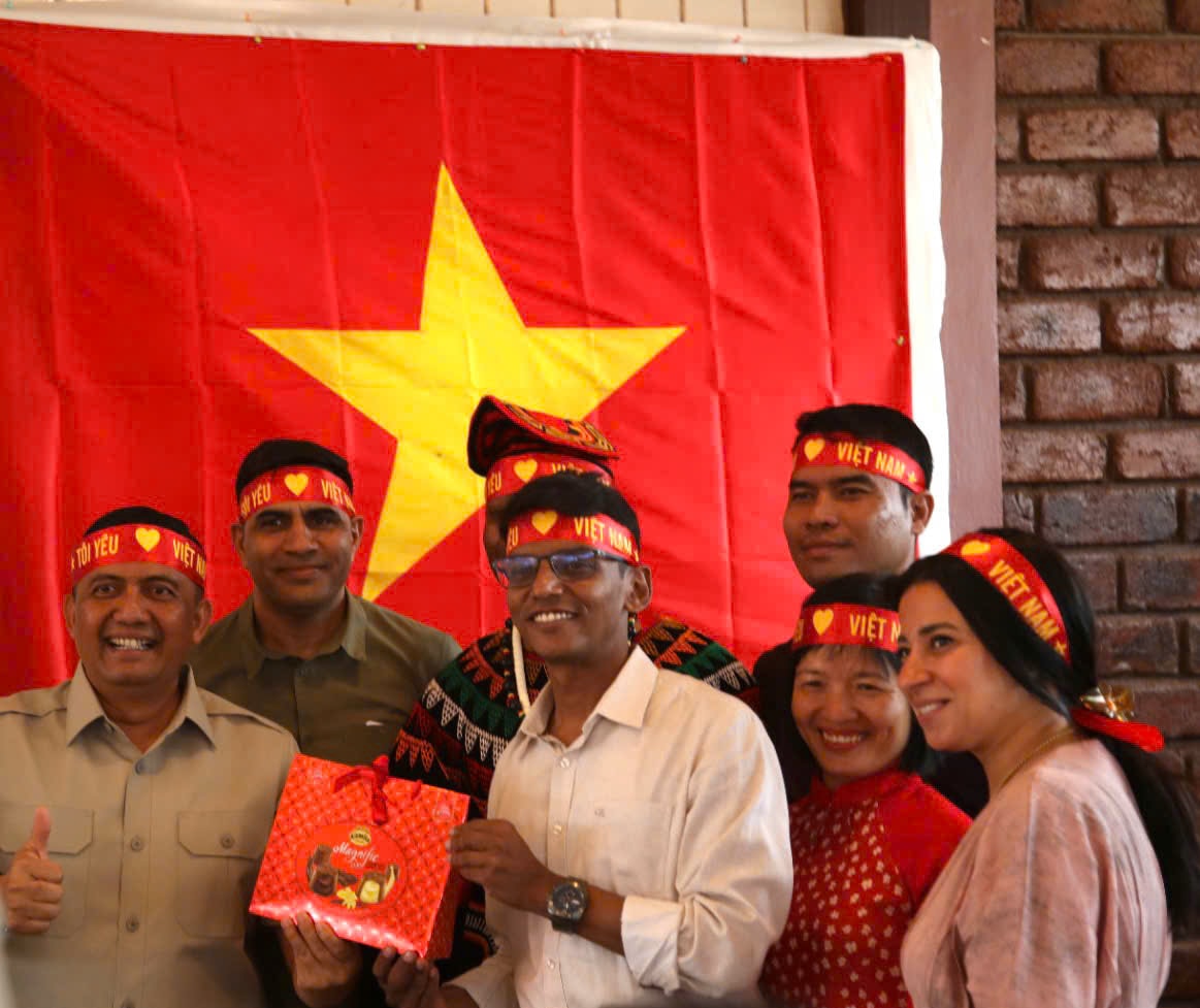 Bạn bè quốc tế tại Phái bộ hào hứng với không gian văn hóa sôi động do những người lính Bộ đội Cụ Hồ tạo nên.