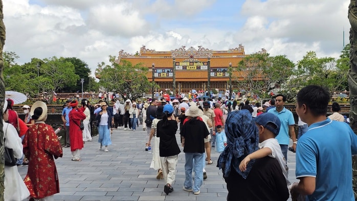 Du khách nườm nượp tham quan Đại nội Huế trong ngày được miễn vé- Ảnh 8.