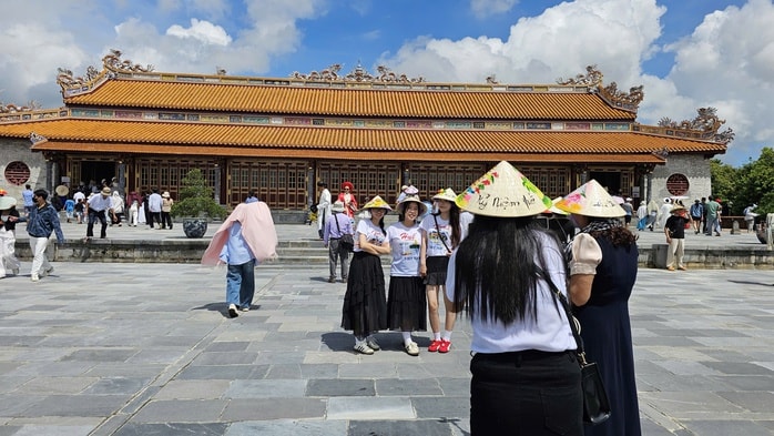 Du khách nườm nượp tham quan Đại nội Huế trong ngày được miễn vé- Ảnh 6.