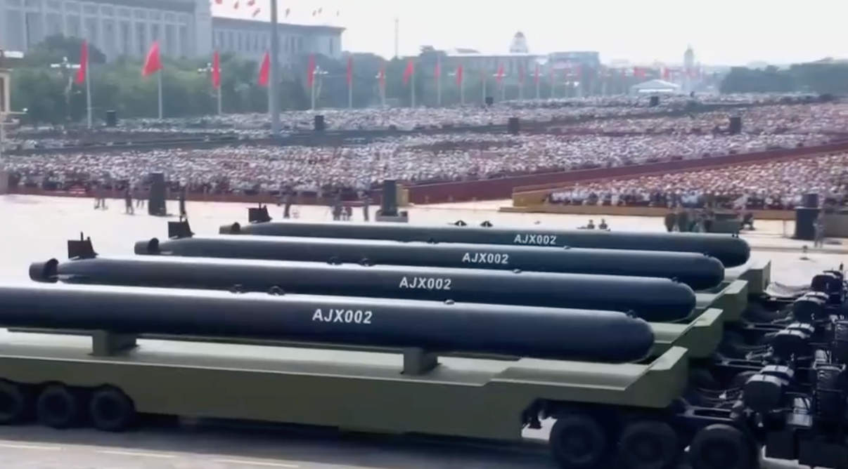 Trung Quốc ra mắt hai tàu không người lái dưới nước siêu lớn (XLUUV), một lĩnh vực tác chiến trên biển mà Trung Quốc đang dẫn đầu thế giới, ít nhất là về số lượng, theo chuyên gia tàu ngầm HI Sutton.