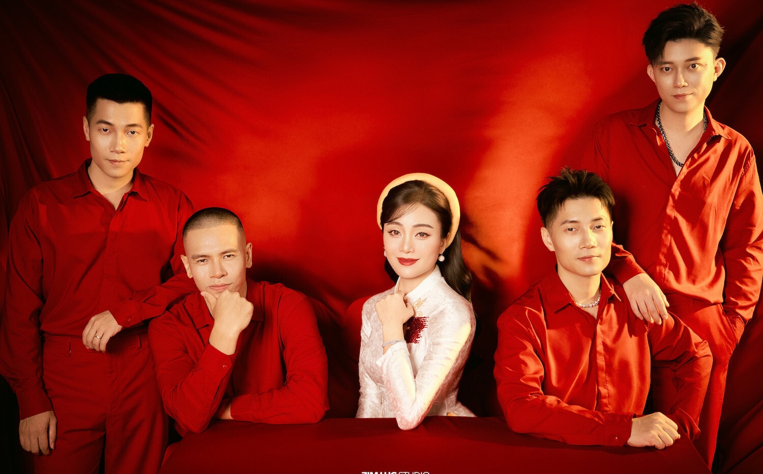 Sao mai Huyền Trang thử sức với pop, kết hợp nhóm Oplus.