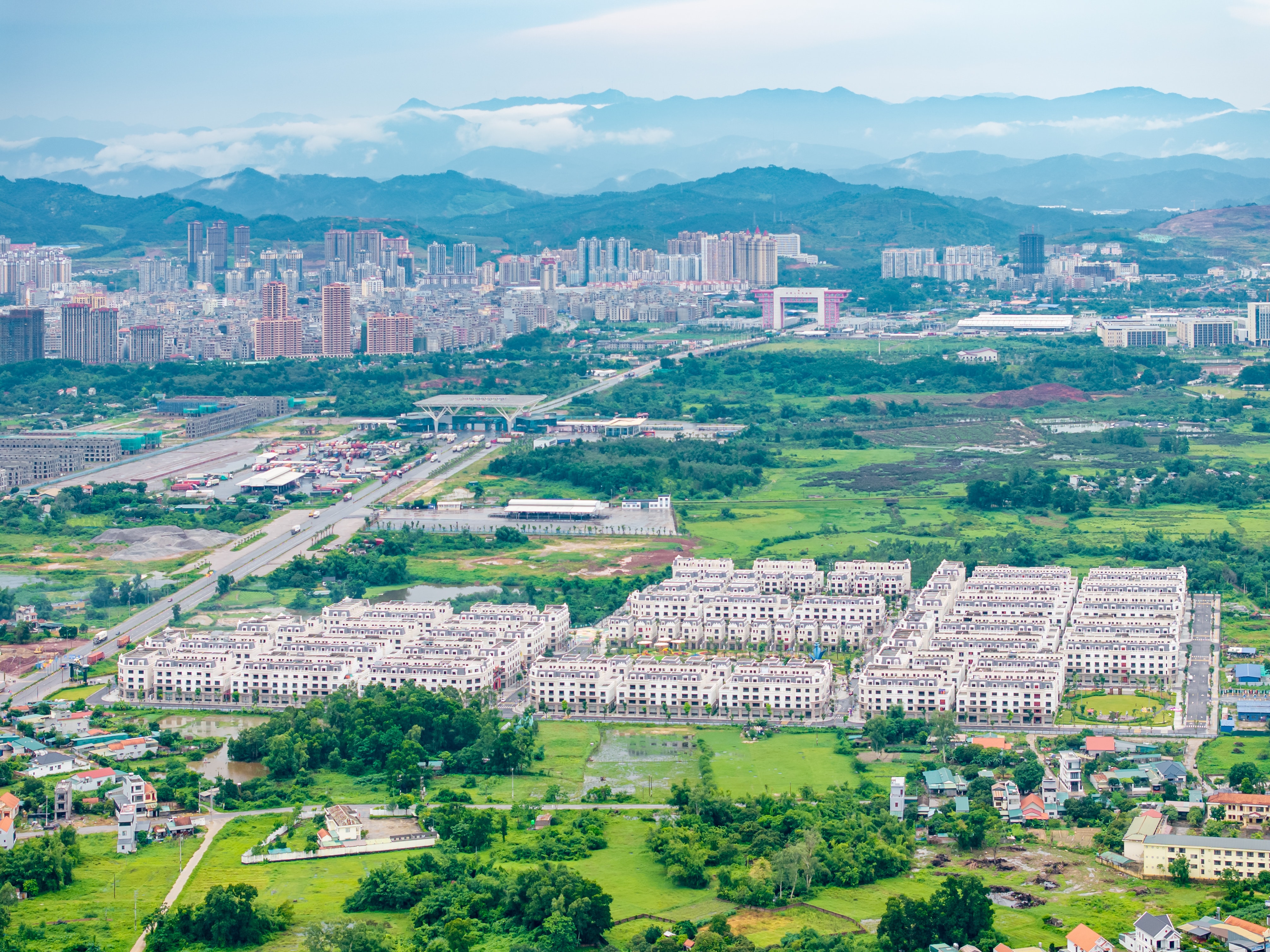 Vị trí chiến lược giúp Móng Cái hưởng lợi lớn từ sự dịch chuyển chiến lược của kinh tế Trung Quốc.