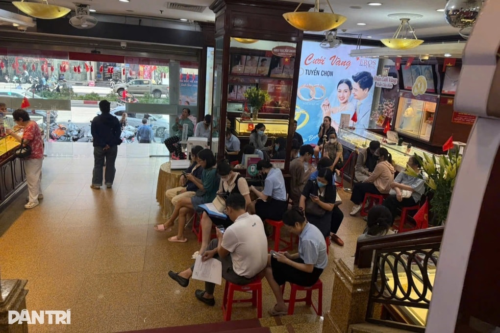 Khách nói khó mua vàng khi giá bán tăng vượt 133 triệu đồng/lượng - 1