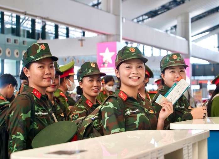 Chuyến bay đặc biệt đưa các nữ chiến sĩ trở về TP HCM sau khi hoàn thành nhiệm vụ A80- Ảnh 1.
