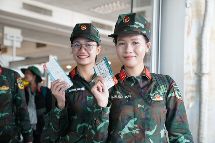 Chuyến bay đặc biệt đưa các nữ chiến sĩ trở về TP HCM sau khi hoàn thành nhiệm vụ A80- Ảnh 4.