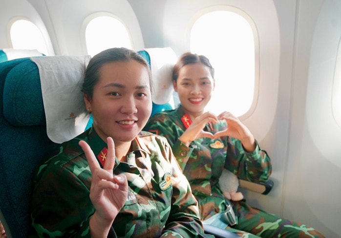 Chuyến bay đặc biệt đưa các nữ chiến sĩ trở về TP HCM sau khi hoàn thành nhiệm vụ A80- Ảnh 7.