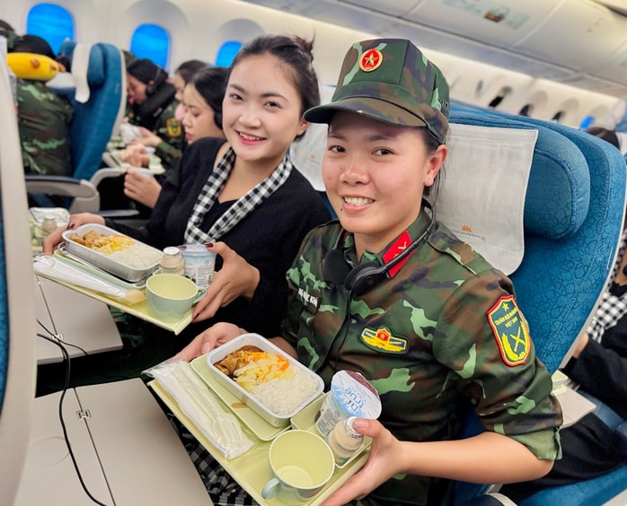 Chuyến bay đặc biệt đưa các nữ chiến sĩ trở về TP HCM sau khi hoàn thành nhiệm vụ A80- Ảnh 8.