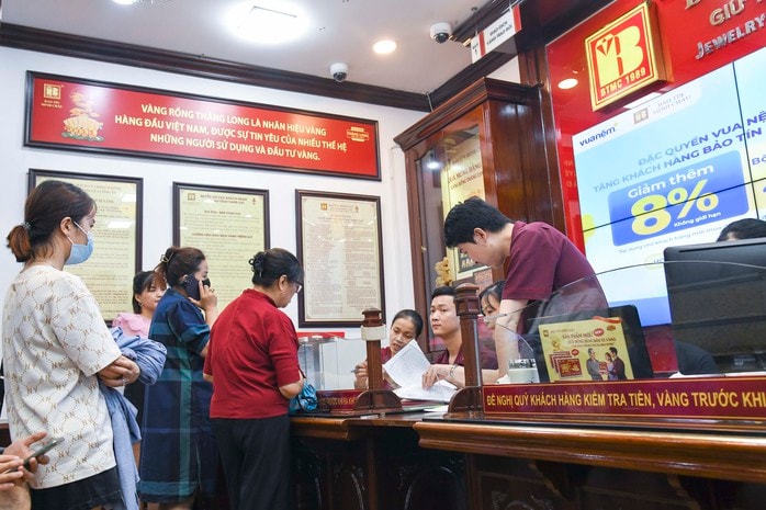 Tiệm vàng Hà Nội hết hàng vì giá vàng nhẫn tăng mạnh - Ảnh 1.