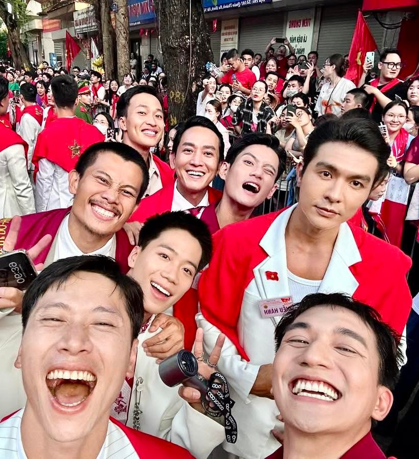 Nam diễn viên vào vai bác sĩ Lê trong 'Mưa đỏ' tiết lộ thú vị khi tham gia diễu binh, diễu hành A80- Ảnh 1. Nam diễn viên vào vai bác sĩ Lê trong 'Mưa đỏ' tiết lộ thú vị khi tham gia diễu binh, diễu hành A80- Ảnh 1.
