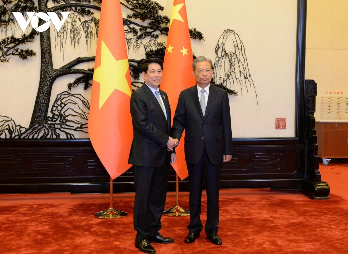 Chủ tịch nước Lương Cường và ông Triệu Lạc Tế - Ủy viên Thường vụ Bộ Chính trị, Ủy viên trưởng Nhân đại toàn quốc Trung Quốc.